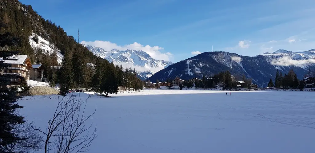 chalet, les ondelines, champex, lac gelé en hiver